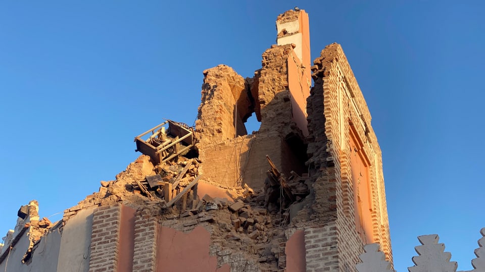 Zerstörte rote Mauern in der Altstadt von Marrakesch.