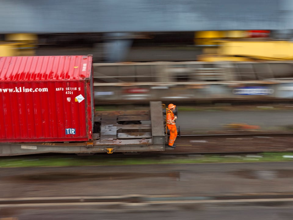 Ein 500 Meter langer Frachtzug aus Holland kommt zwei Stunden zu spät am Cargo-Bahnhof in Basel an. (keystone)