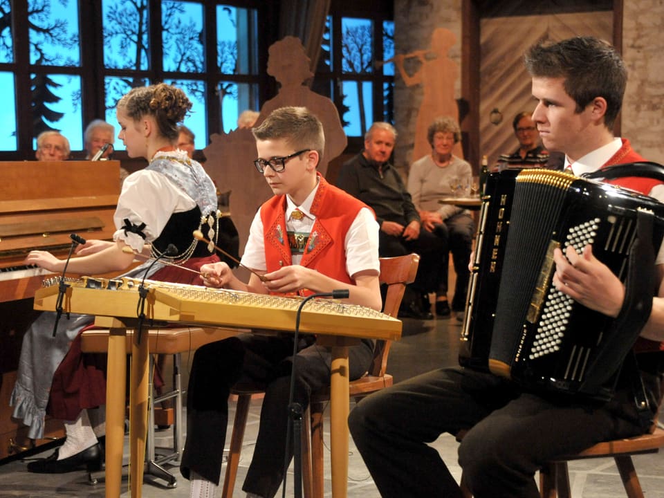 Kapelle Sondewend mit Jonas (Hackbrett), Fabienne (Klavier) und Michael (Akkordeon) Mittelholzer musizieren. 