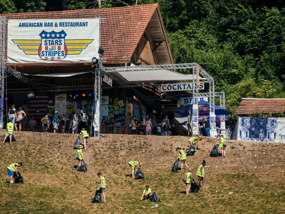 einige junge Leute in gelben Westen sammeln Abfall