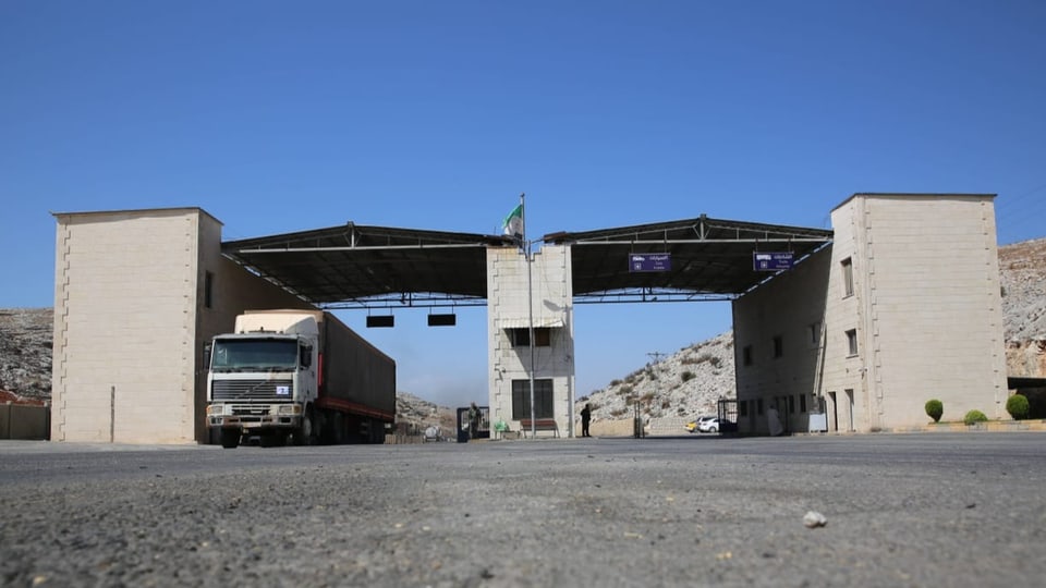 Ein Lastwagen passiert den Grenzübergang Bab al-Hawa.