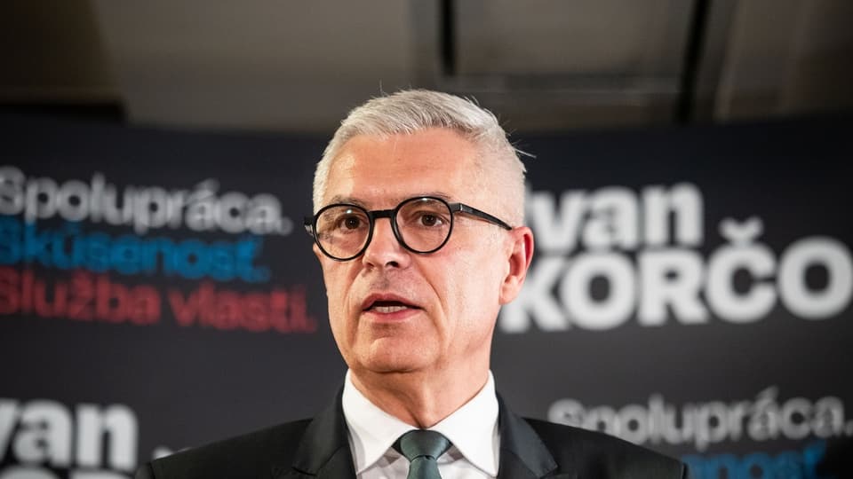 Ivan Korcok vor seinem Wahlplakat