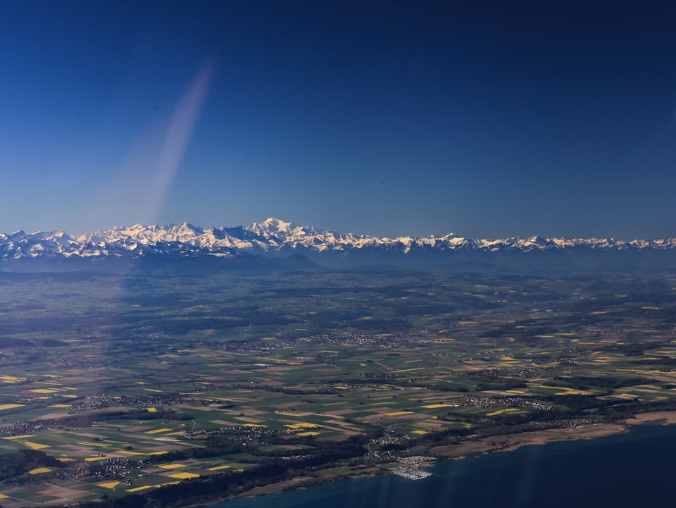 Blick über den Neuenburgersee bis zum Mont Blanc!