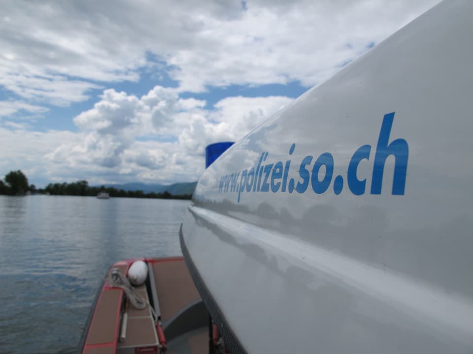 Internetadresse der Kantonspolizei, aufgedruckt auf dem Dach des Bootes.