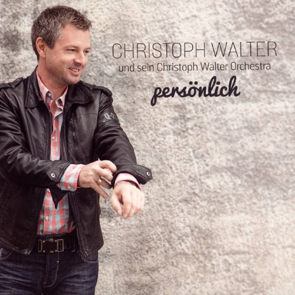 Christoph Walter in Jeans, Hemd und Lederjacke vor einer Mauer auf dem Cover seiner aktuellen CD «persönlich».
