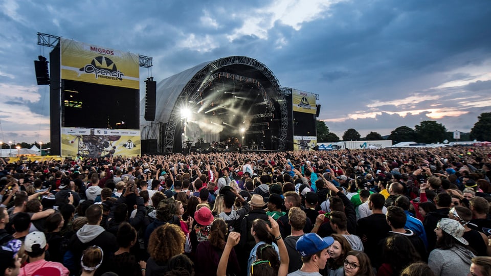 Festivalbesucher vor der grossen Open Air-Bühne.
