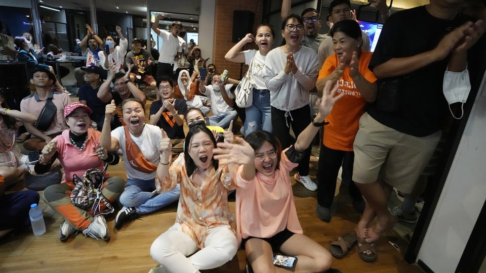 Feier in orange: Thais bejubeln den Wahlausgang in Bangkok.