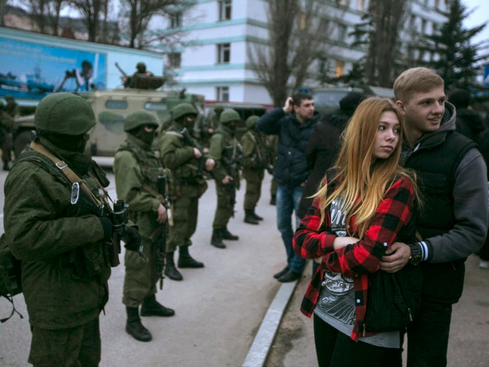 Ein junges Pärchen steht neben der ukrainischen Grenzwachpost in Balaklawa auf der Krim. 