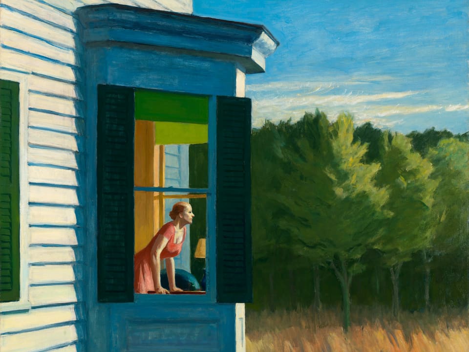 Ein Gemälde: eine Frau steht an einem Fenster in einem Holzhaus. Daneben eine Wiese und ein Wald.