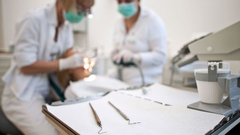 Beim Zahnarzt zahlen für sauberen Arbeitsplatz