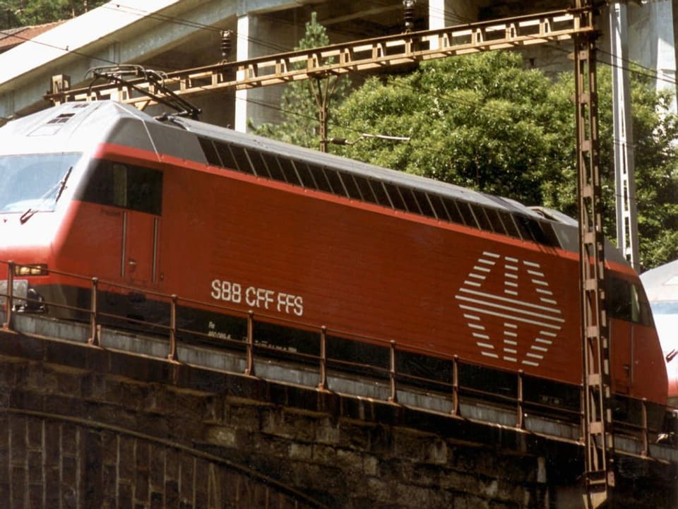 Ein SBB-Schnellzug unterwegs auf der Gotthardrampe bei Faido.