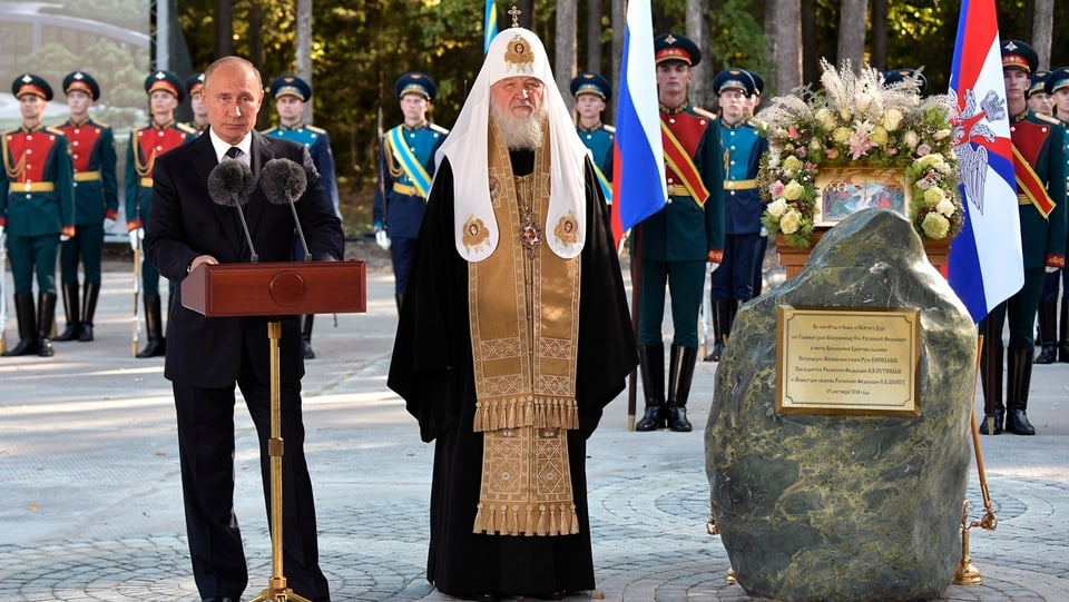 Der russische Präsident Wladimir Putin steht neben dem russischen Patriarchen Kirill.