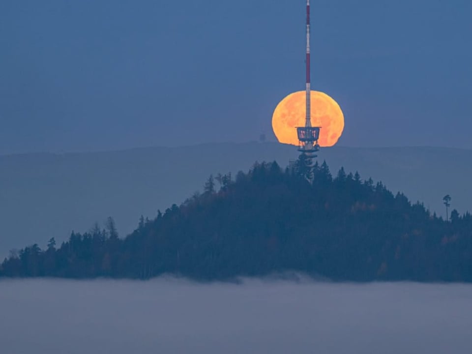 Bereits ist ein Teil des Mondes hinter dem Jura verschwunden.