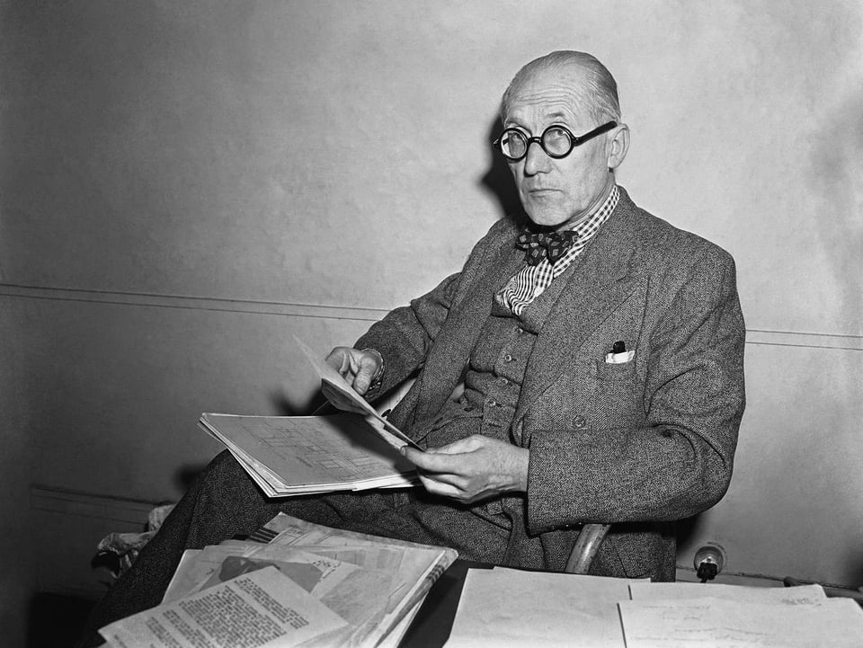 Der Architekt Le Corbusier auf einer Fotografie von 1949.