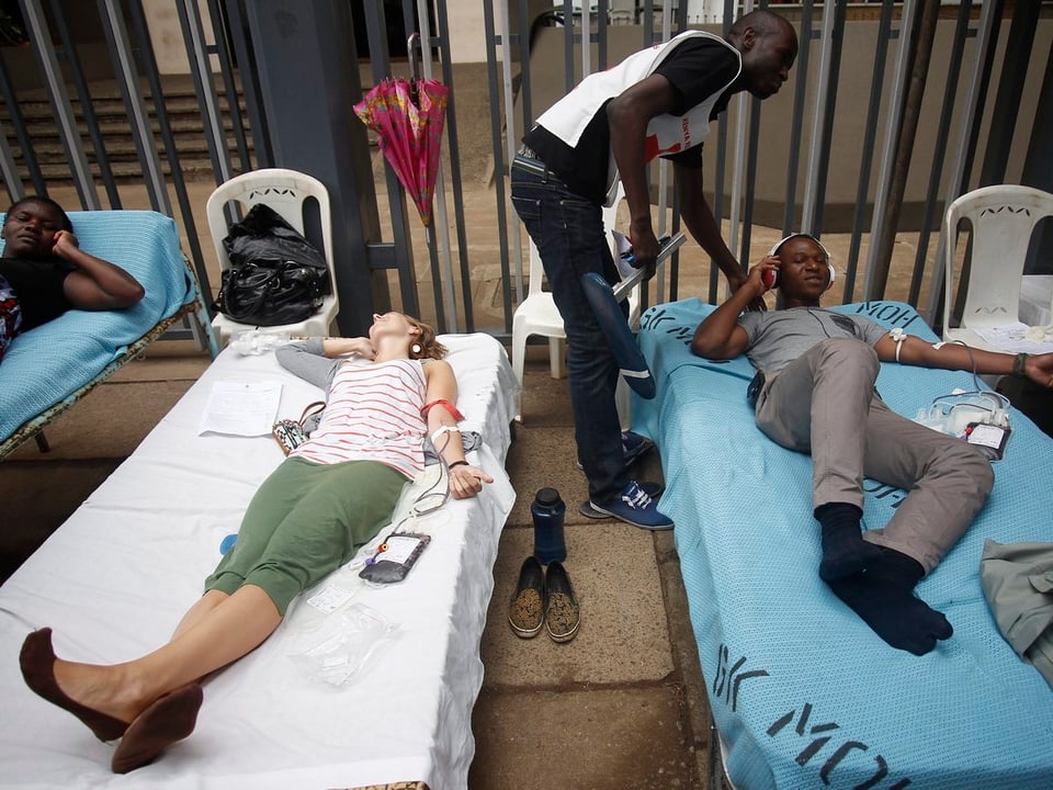 Menschen in Nairobi spenden Blut für die Verletzten. (reuters)