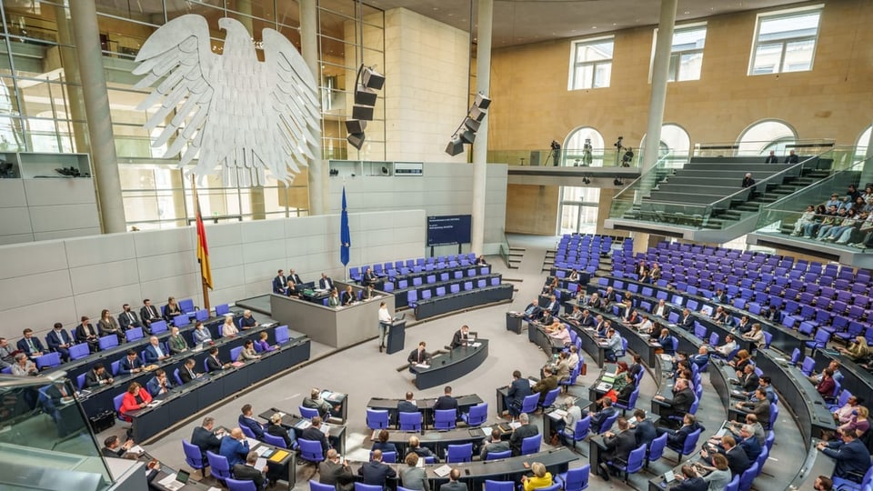 Abgeordneten debattieren im Plenarsaal im Bundestag. 