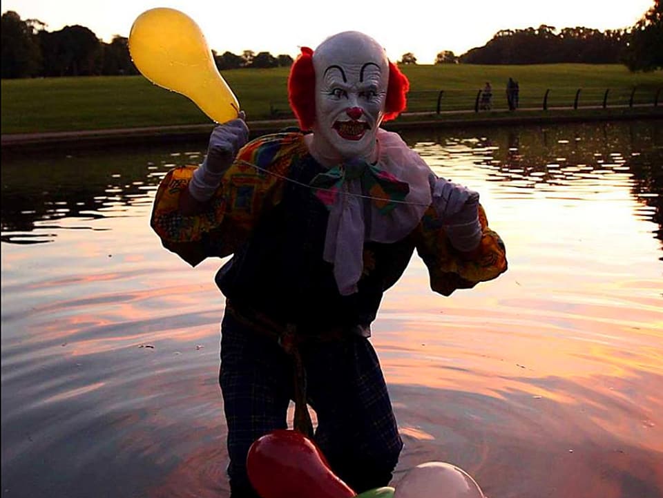 Clown in Wasser stehend