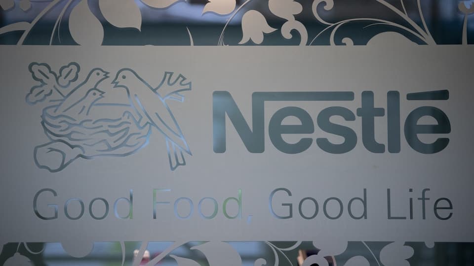 Das Nestlé-Logo auf einer Glastür
