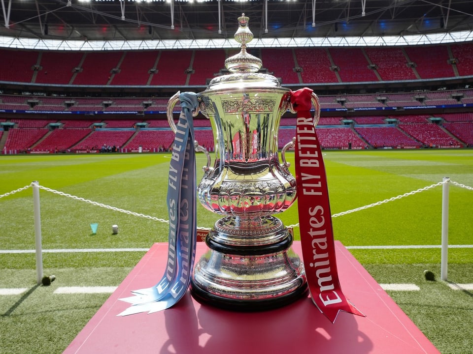 FA-Cup-Pokal auf rotem Tisch im Wembley-Stadion.