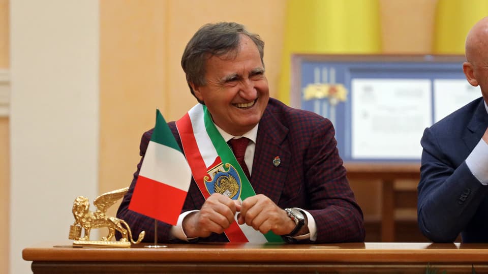 Bürgermeister Luigi Brugnaro mit Scherpe.