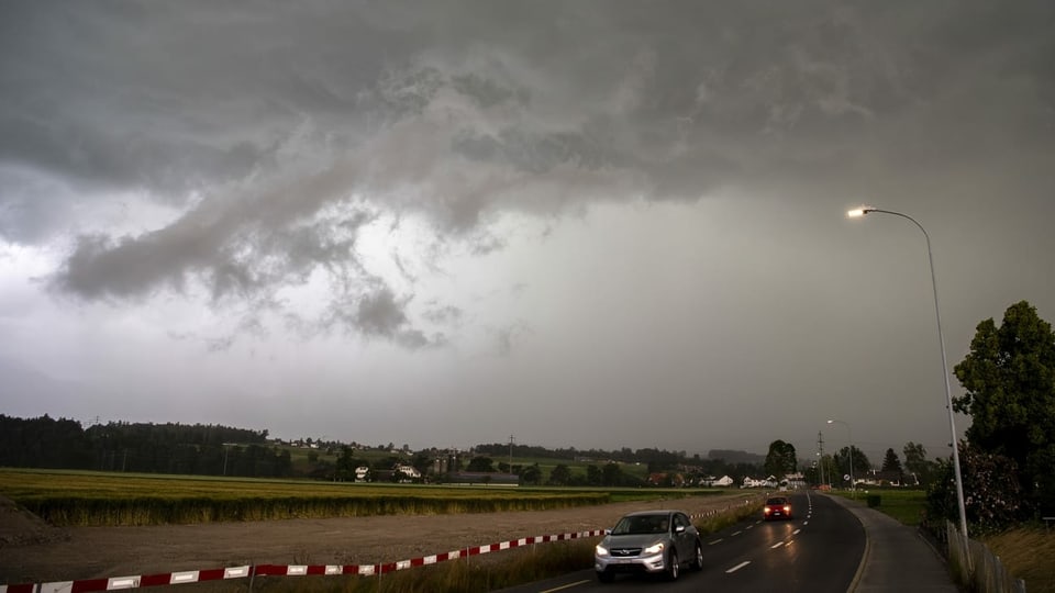 In Uetendorf (BE) sah man die graue Wolkenwand eindrücklich herannahen.