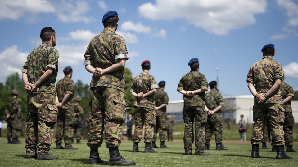 Schweizer Militär - Bundesrat: Armee soll maximalen Bestand überschreiten  dürfen - News - SRF