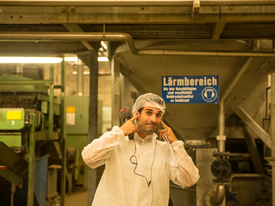 Philippe Gerber demonstriert den Lärmpegel in der Produktionshalle.