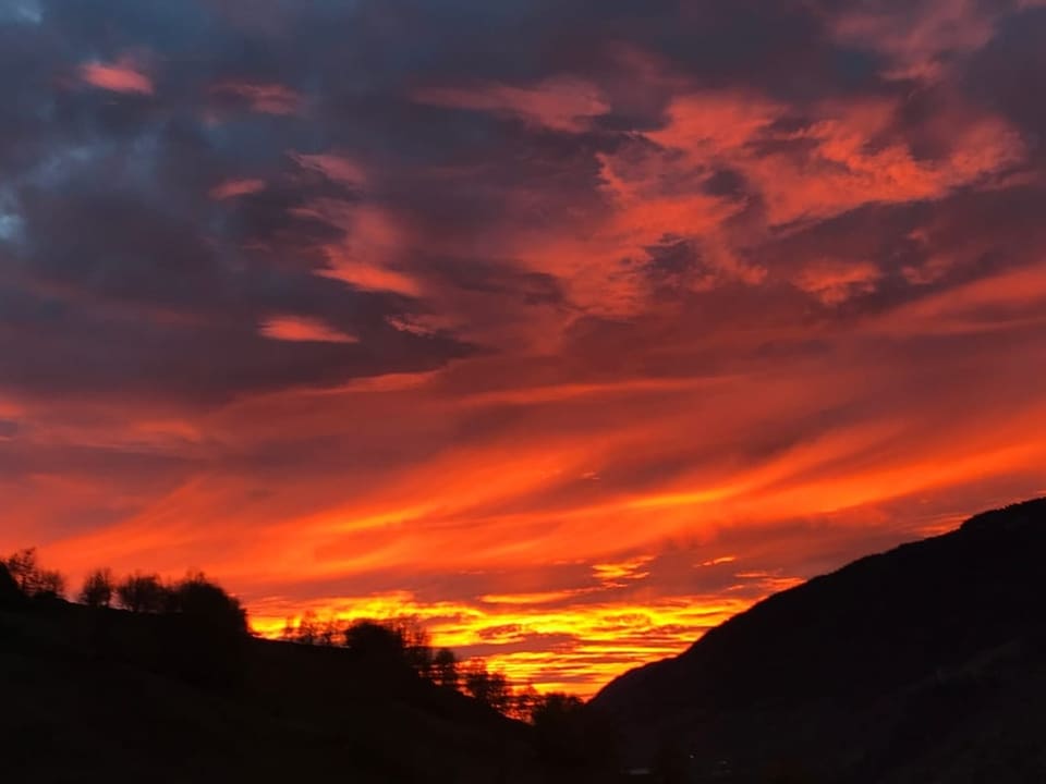 Leuchtend oranger Himmel.