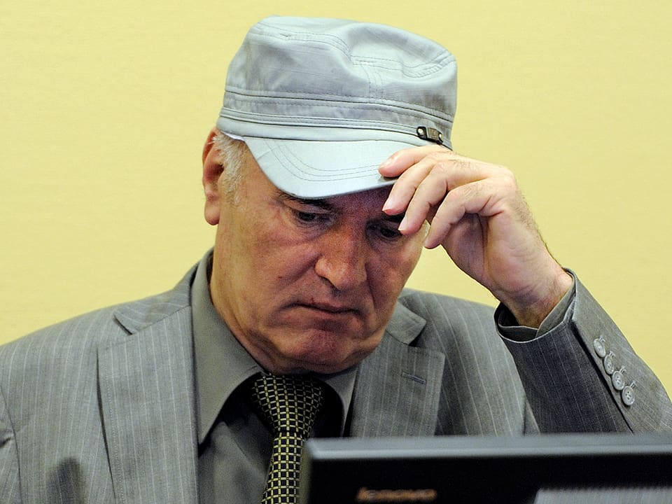 Mladic mit Kappe im Gerichtssaal.
