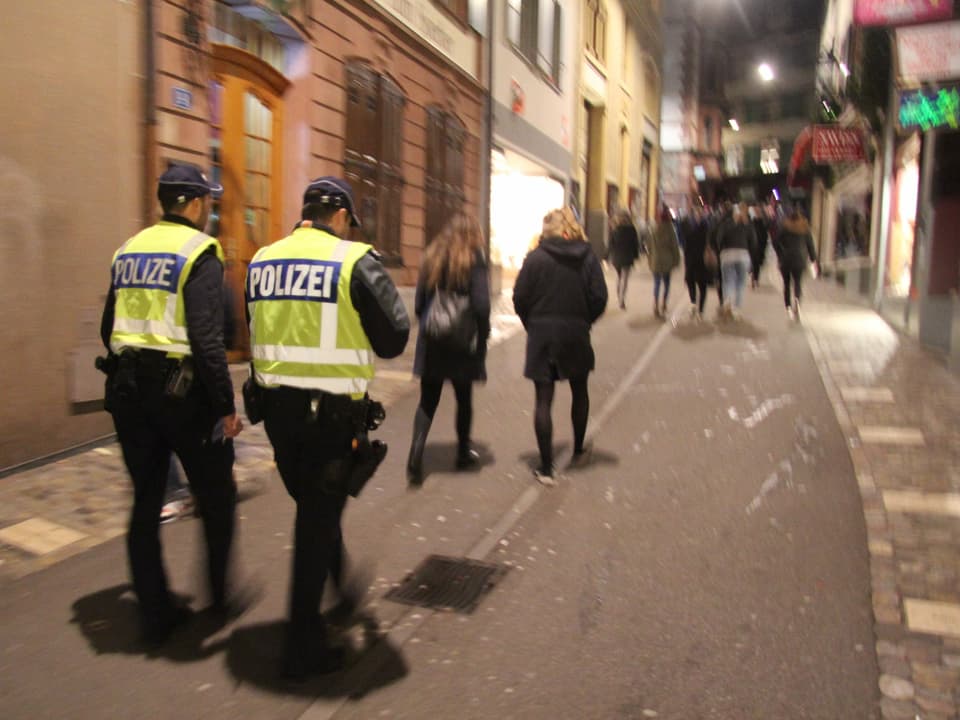 Zwei Polizisten in der Innenstadt am Morgestraich-Morge.