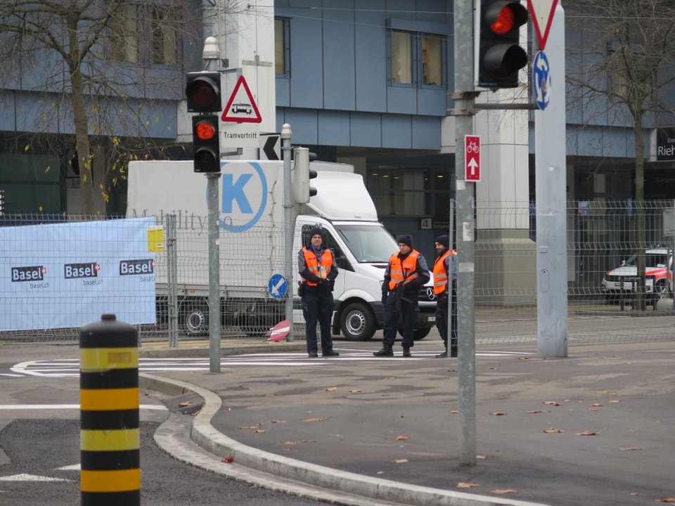 Polizisten vor einem Absperrgitter am Messeplatz in Basel.