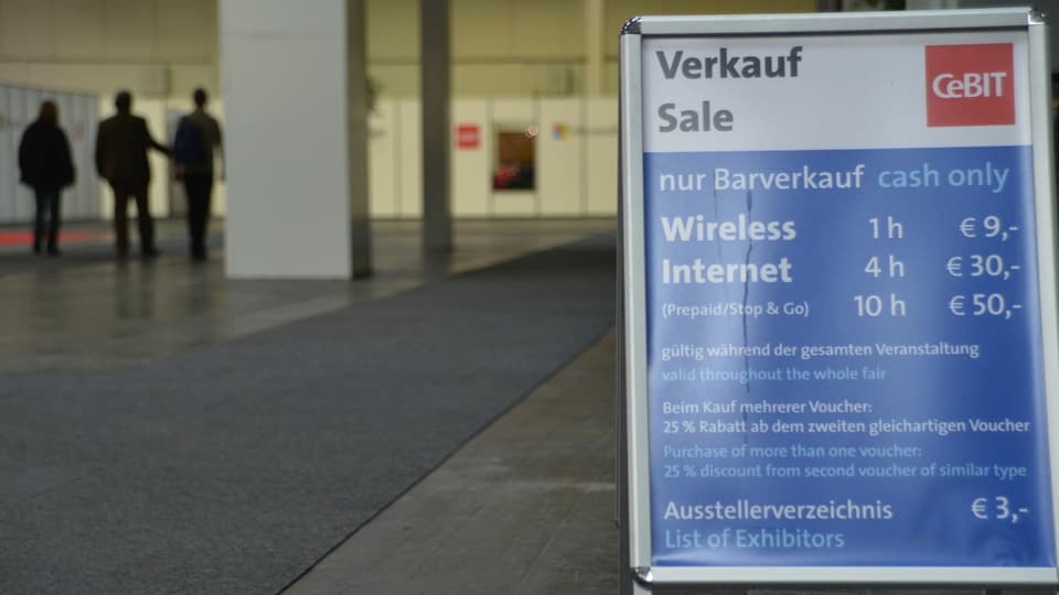 Preisschild mit übertrieben hohen Tarifen für WLan und Internet an der Cebit in Hannover.