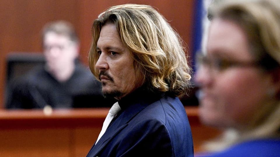 Johnny Depp im Gerichtssaal in blauem Anzug