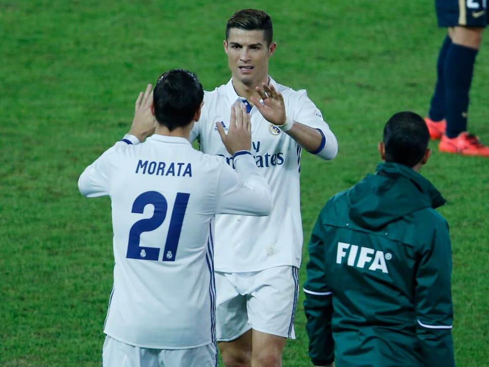 Alvaro Morata kommt für Cristiano Ronaldo aufs Feld und klatscht mit diesem ab.