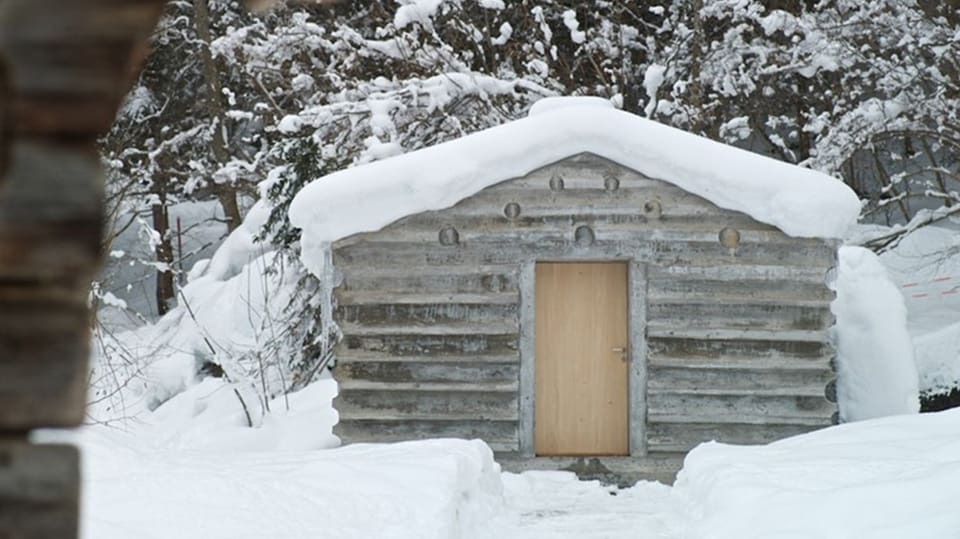 Modell eines Chalets im Winter.