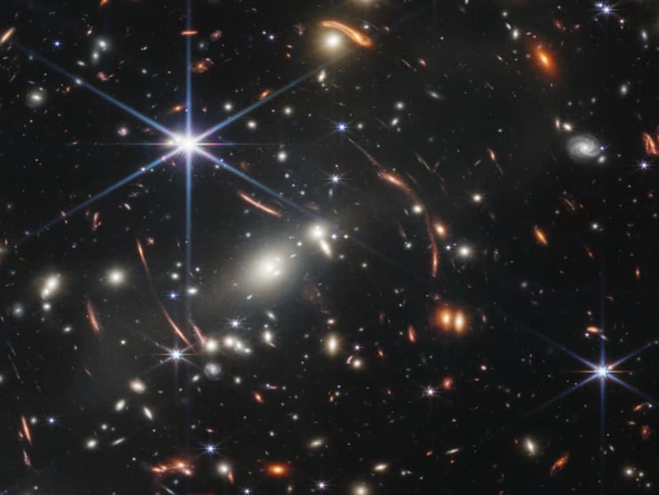 Eine Aufnahme mit besonders langer Belichtung zeigt die Tiefen des Weltalls mit vielen Galaxien.