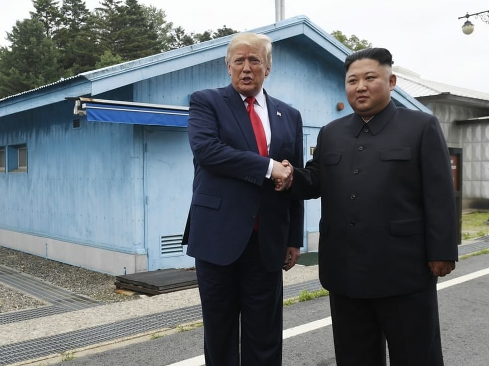 Donald Trump und Kim Jong-un geben sich die Hand