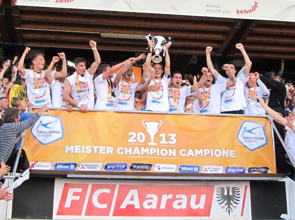 Die FC Aarau-Spieler erhalten den Pokal der Challenge League