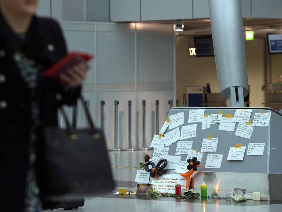 Im Flughafen Düsseldorf wurden Karten, Kerzen und Blumen niedergelegt.