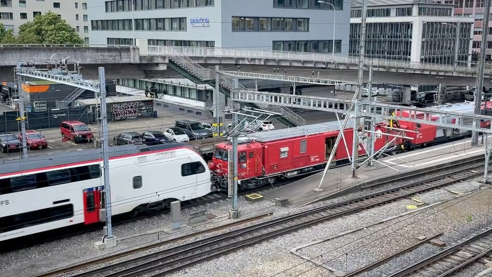 Roter SBB-Lösch- und Rettungszug schleppt eine S-Bahn-Komposition.