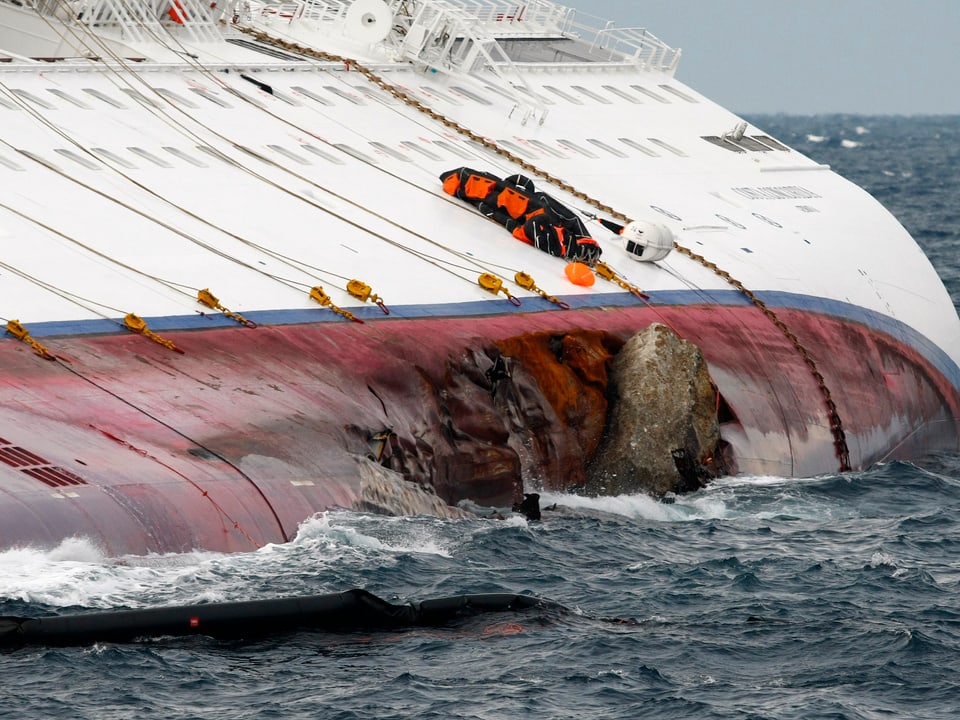 Blick auf den aufgeschlitzten Schiffsrumpf der Costa Concordia.