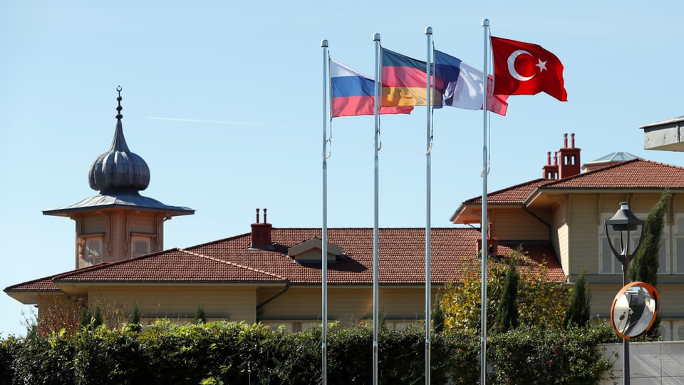 Flaggen vor dem Ort des Treffens in Istanbul