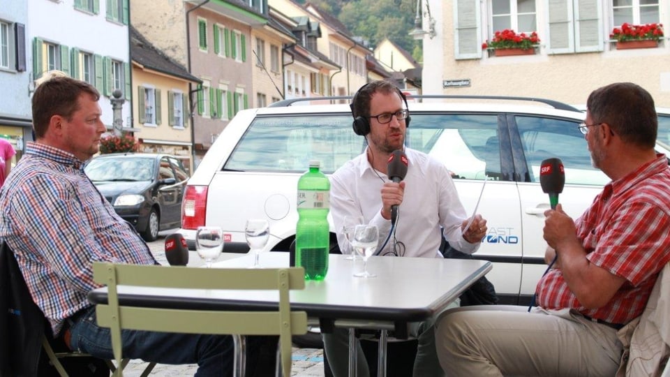 Interviewsituation mit Rolf Richterich (contra), SRF Redaktor Patrick Künzle, Heinz Aebi (pro).