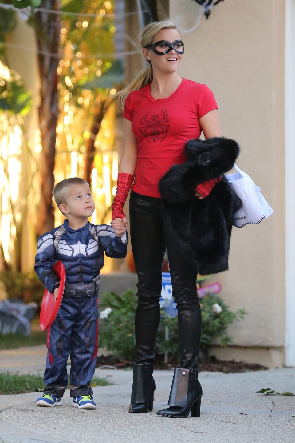 Reese Witherspoon mit Söhnchen Tennessee James Toth im Superhelden-Kostüm