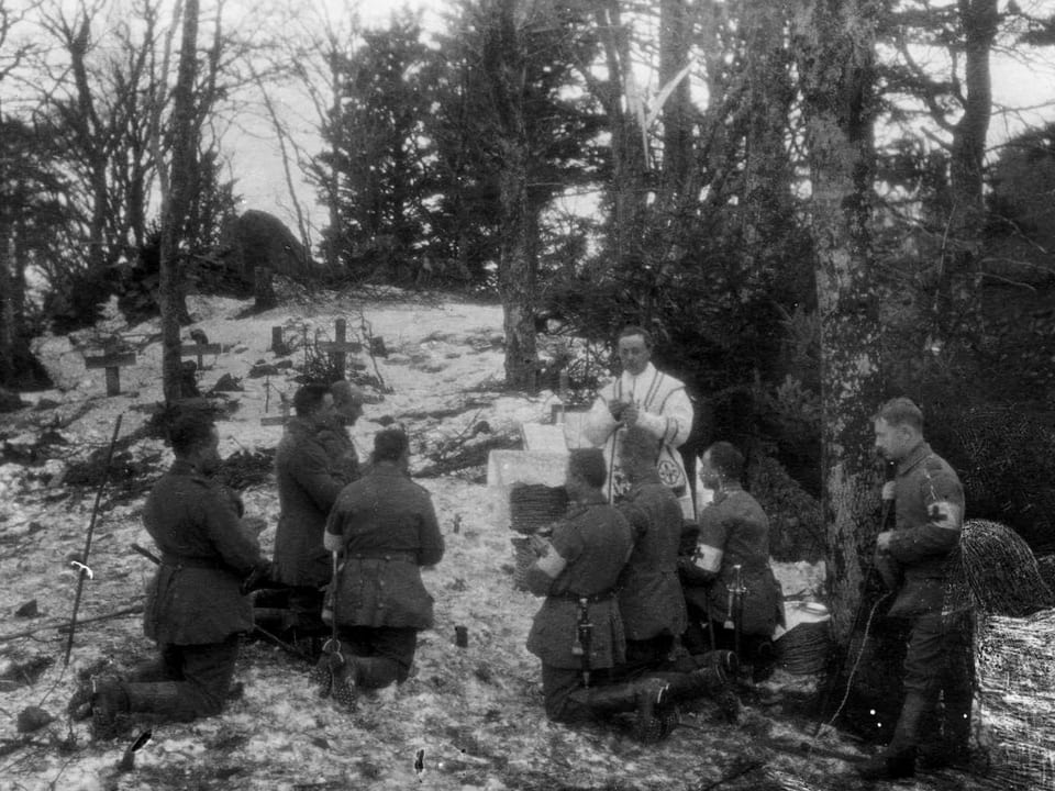 Beerdigung mit Soldaten im Wald.