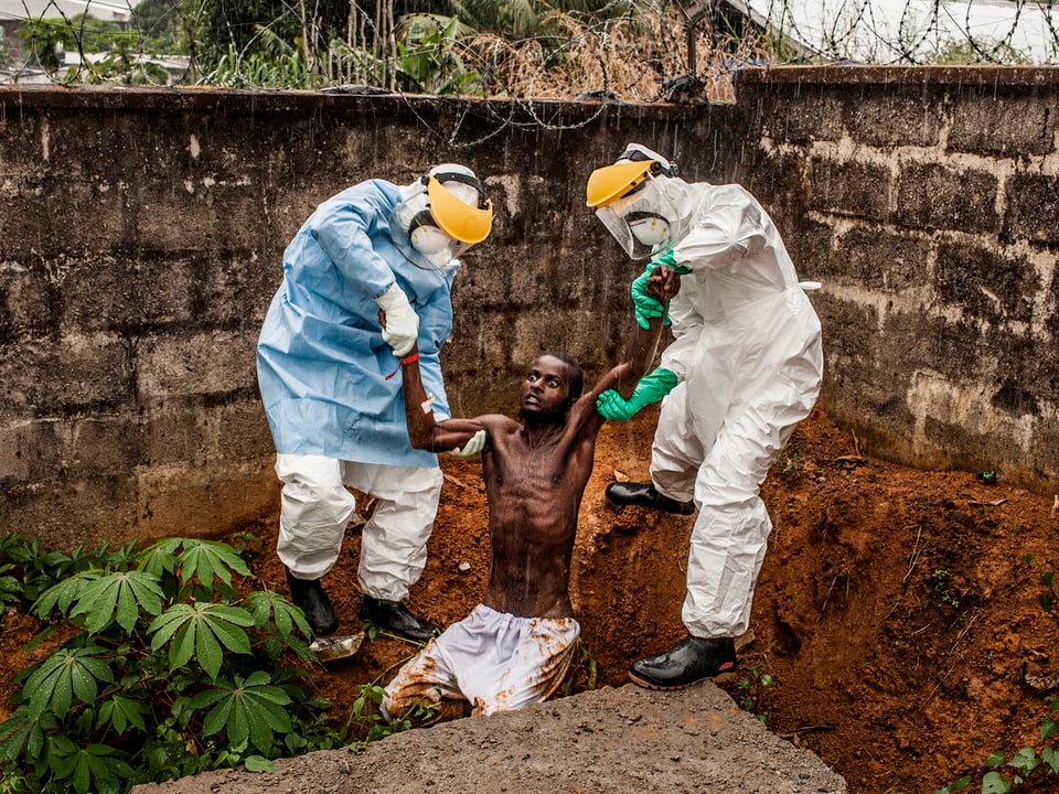 Helfer mit Ebola-Patient