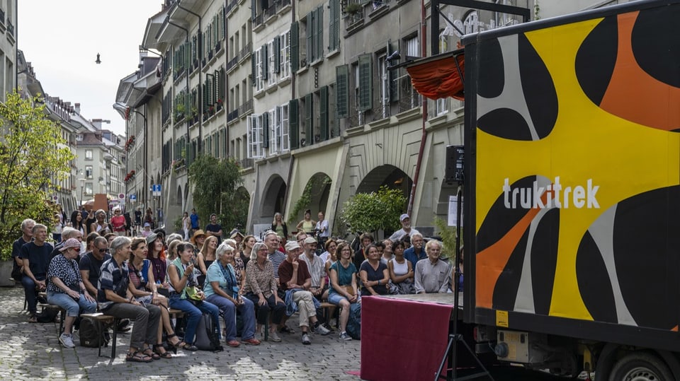 Menschen schauen sich eine Theateraufführung in der Berner Altstadt an