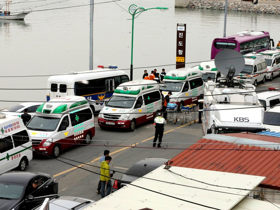 Die Ambulanzen warten an südkoreas Hafen in Jindo.