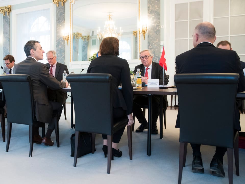 Berset (rechts), in der Mitte sitzt Leuthard und spricht mit Juncker