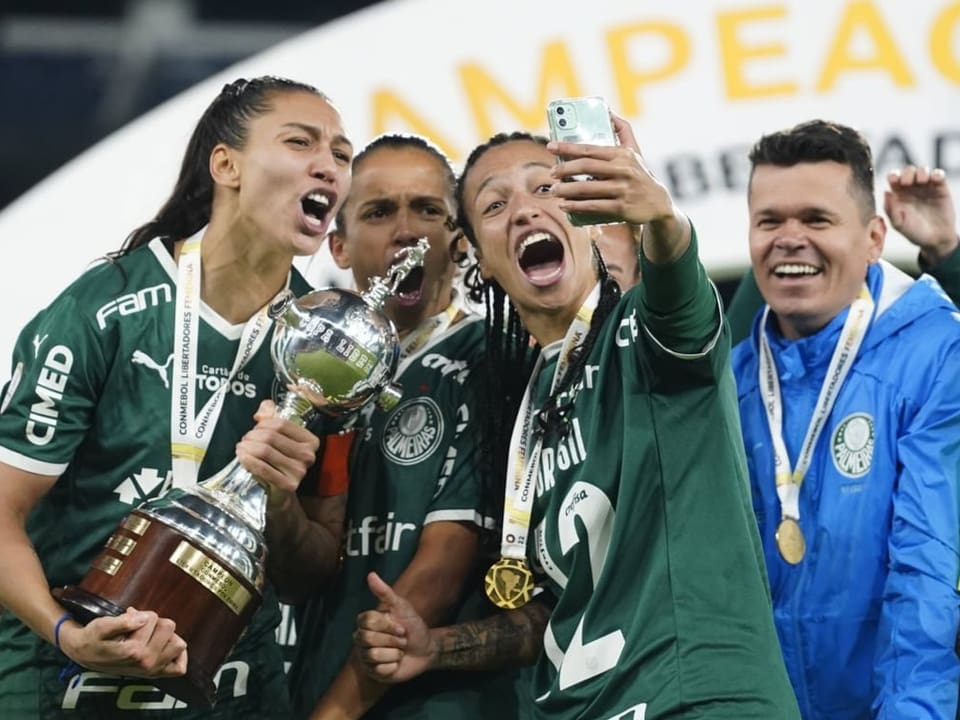 Selfie mit Pokal Palmeiras-Spielerinnen im Siegestaumel.